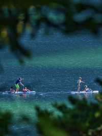 Lake Eibsee, beneath Germany's highest peak, boasts stunning scenery like a fairyland.