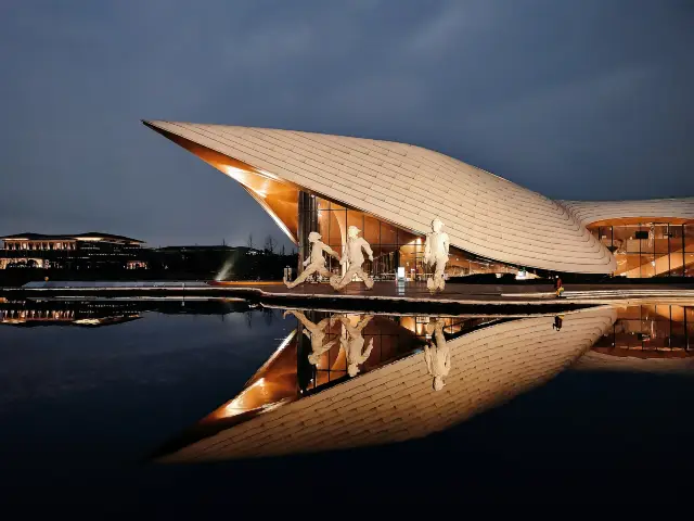 A one-day trip around Chengdu, a must-visit for couples, is the Tianfu Art Park