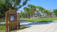旗山湖公園位於閩侯縣高新區，緊鄰福建師大和福建理工大學，湖水與溪源江和輪船港河相通，813畝的公園綠化面積，主要觀賞景點有:清風坪、桃花渚、荔枝林、梅渚島、古韻流芳等等，遊客可以在此劃船、賞花、放風箏、看日落……，它在2018年開始開挖興建，是目前福州地區第一大的綠色生態景觀湖泊公園