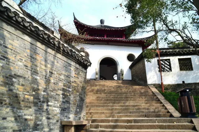 Zhenjiang is a famous cultural city in the south of the Yangtze River with a history of more than 3500 years, formerly known as 'Yi', 'Zhufang', 'Dantu', 'Jingkou', 'Runzhou'