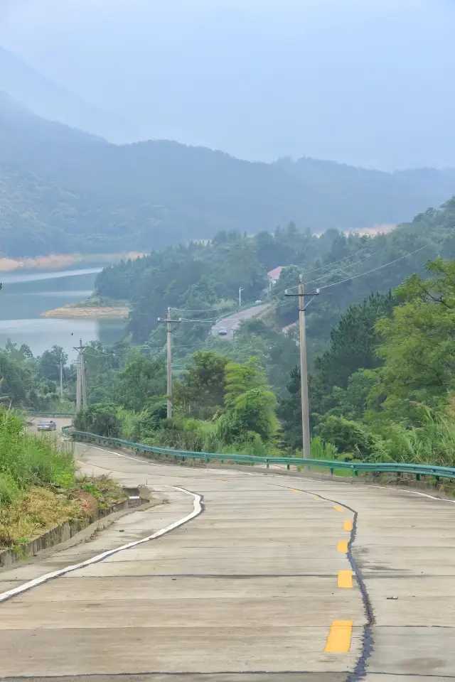 travel safe destinations Hubei Huanggang tourist area, the scenery is good, all are mountains, all the way winding and twisting in the mountain road, driving is quite a feeling