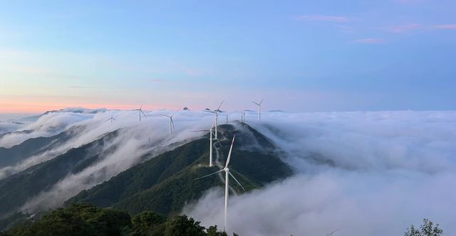 這兒雲蓋山頂，環境自然，風車震撼！！
