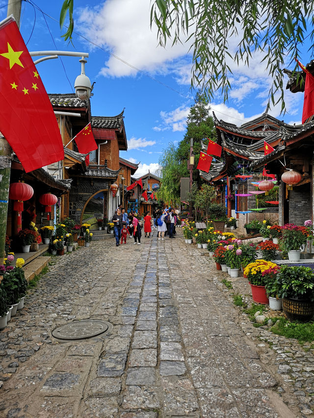 悠閒地漫步在束河古鎮