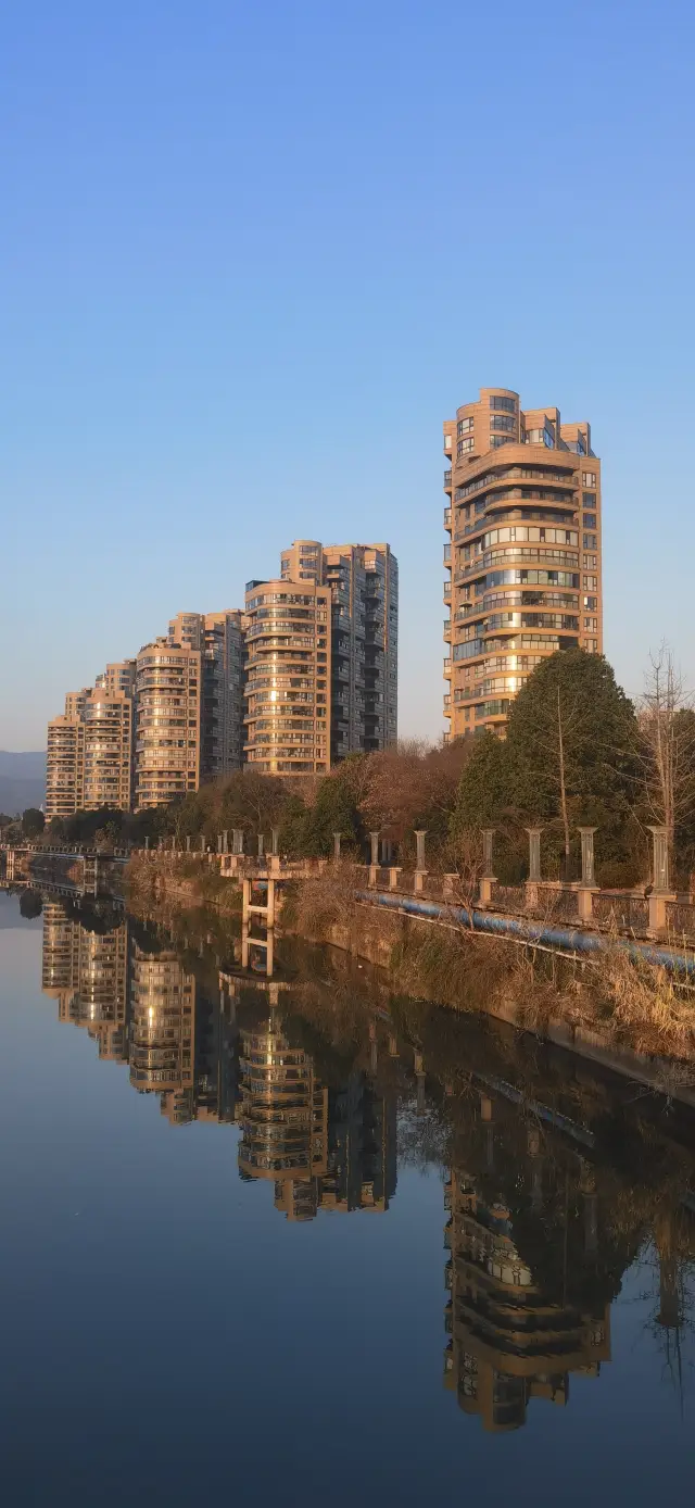 Hengdian Film and Television City's busiest pedestrian street, Wansheng Street, where you might occasionally spot a celebrity~