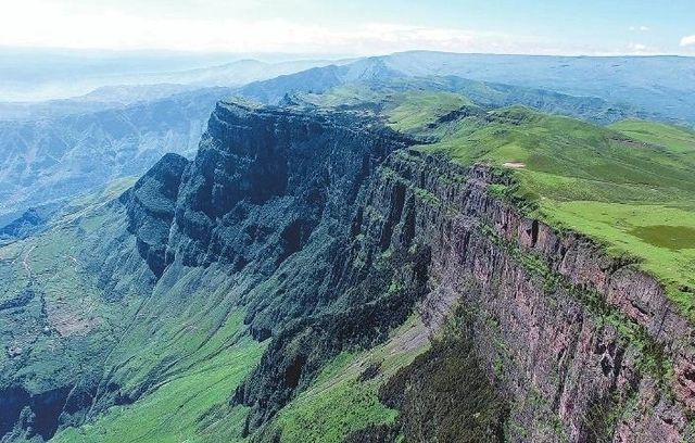 地球的邊緣：涼山州雷波龍頭山大斷崖