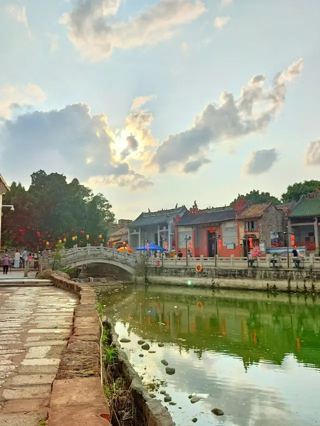 Stroll through the ancient village to appreciate Lingnan culture