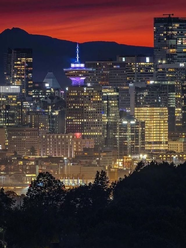 Vancouver's Skyline: A Symphony of Nature and Urbanity 🌇✨