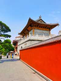 探索千年古寺。
