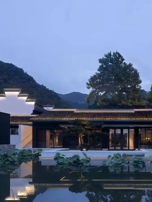 เมื่อไปเที่ยวหนิงไห่ ต้องไปพักในบ้านที่มีกำแพงสีขาวและหลังคากระเบื้องสีเทาเข้มนะ