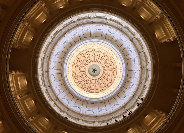 走進得克薩斯州議會大廈，了解歷史文化。
