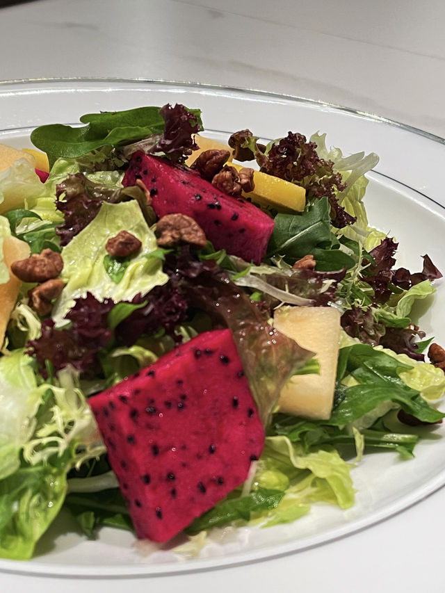 美容養顏來碗土雞燉花膠。