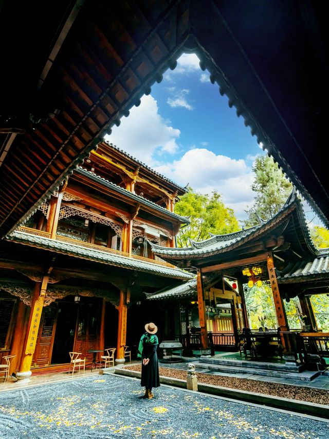 在麗江住進納西族大宅邂逅絕美銀杏。