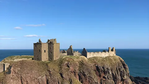 ปราสาท Aberdeen Cliff สหราชอาณาจักร | ภาพวาดเชิงกวีเกี่ยวกับทะเลและประวัติศาสตร์ — traveler post in Stonehaven