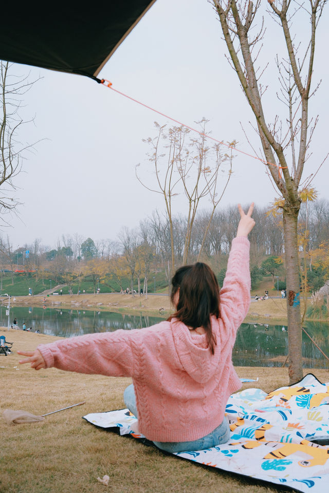 成都週末｜公園露營天花板，櫻花樹下烤肉撈魚