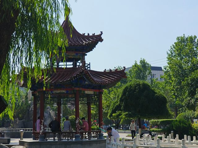 戶縣有座鐘鼓樓，半截插喺天裏頭