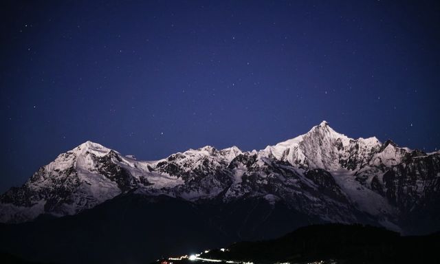 赴一場雪山之約：鎖住日照金山的溫柔時刻