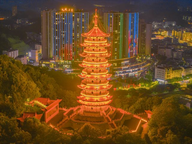 定南布衣塔打卡影相，夜景影出嚟好靚
