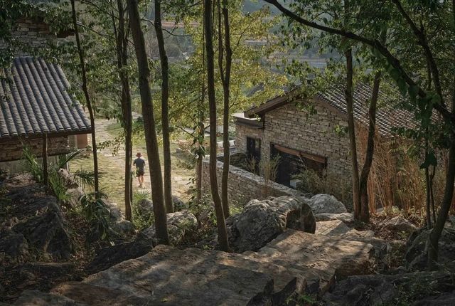 讓心靈放個假，枕著山風與雨聲入眠，南岔灣百年石屋聽雨記:
