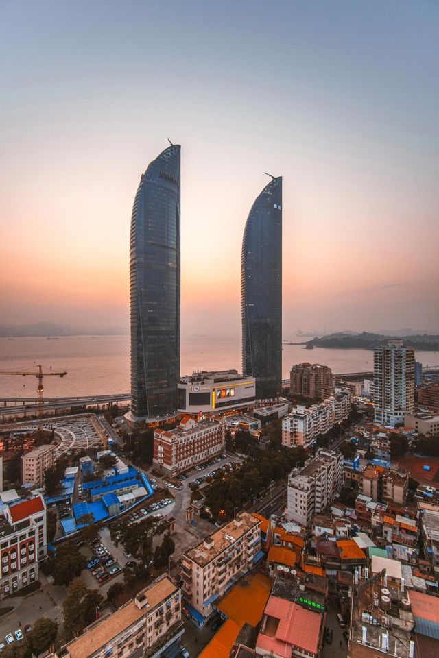 廈門雙子塔：城市天際線的璀璨明珠

廈門，這座美麗的海濱城市，以其秀麗的風景線、豐富的文化底蘊和獨特