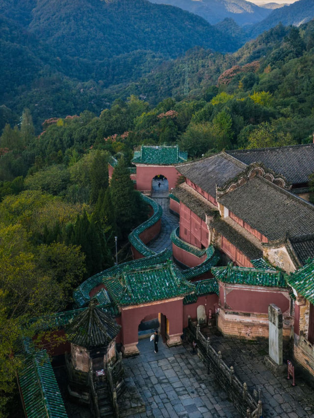 雲煙繚繞的武當山真是太絕了！！！！