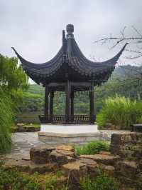 香山垂釣處，一亭寄幽思