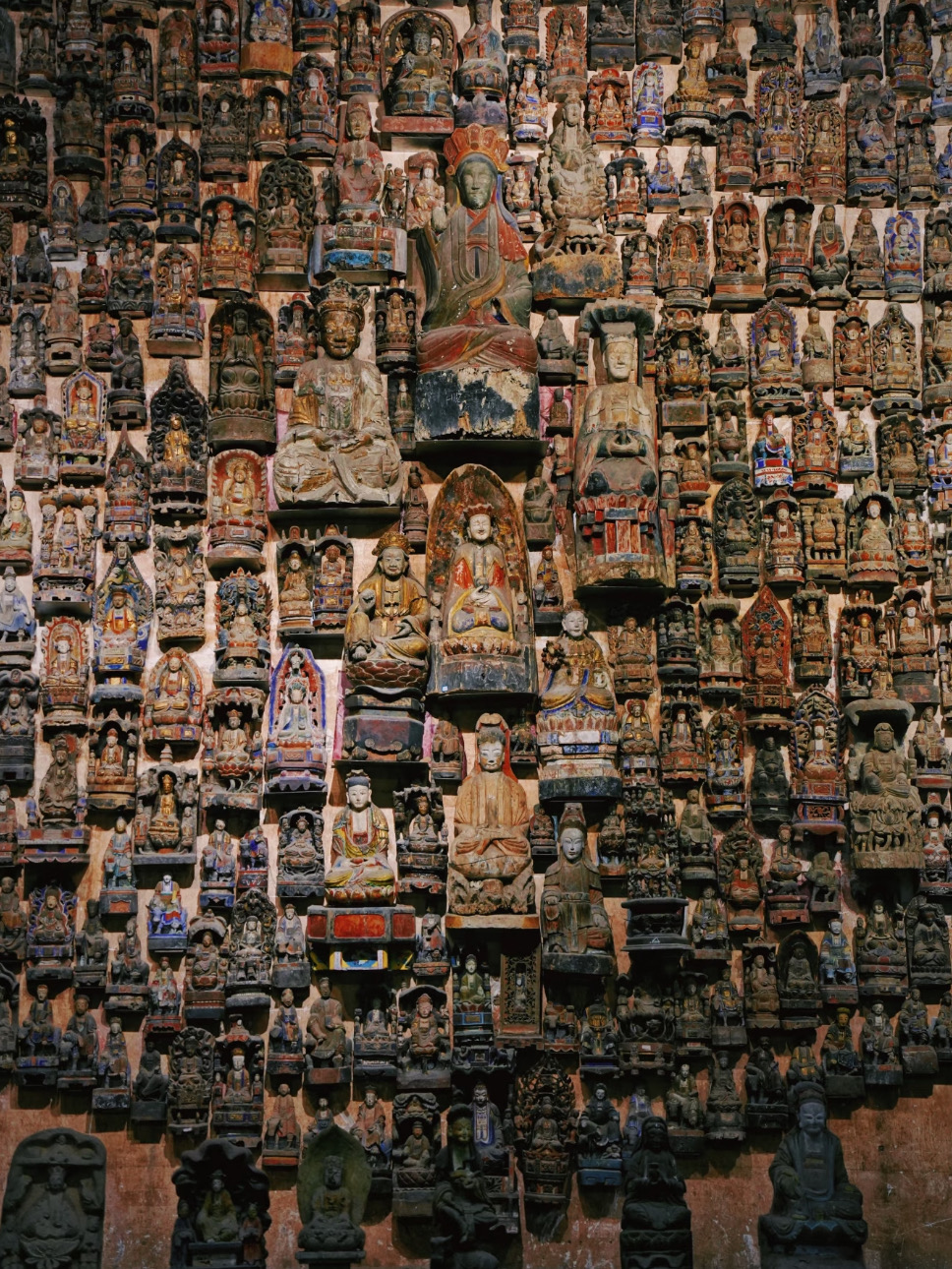 Museum Dayuanxiang yang berusia ribuan tahun di Chongqing mengungkap harta karun misterius Bayu🏺

Bishan, gudang budaya Bayu yang rendah hati ini, menyimpan banyak komponen bangunan antik dari Dinasti Ming dan Qing, benar-benar seperti "gudang suku cadang" rumah mewah kuno🏛️

📍Alamat: Desa Longjin Xinshi, Kecamatan Jianlong, Kabupaten Bishan, Kota Chongqing
🚗Saran transportasi: Navigasi sendiri ke "Museum Dayuanxiang", parkir gratis! (Perjalanan dari pusat kota sekitar 1,5 jam)

🕰️Jam buka: 9:00-17:00 (pintu masuk ditutup pukul 15:30)
🎫Tiket: 88 yuan/orang (anak-anak setengah harga)

Rute wajib dikunjungi🔥:
1️⃣ Paviliun Kayu ➡️ Paviliun Ukiran Batu
Paviliun Kayu memamerkan lebih dari 7000 jendela dan pintu berukir indah, berjalan di dalamnya seperti melewati terowongan waktu✨
Deretan tiang pengikat kuda di Paviliun Ukiran Batu sangat mengesankan, setiap foto terlihat seperti karya seni!

2️⃣ Area Pameran Rumah Tradisional Bashu
Replika 1:1 dari rumah panggung di timur Sichuan, benar-benar latar foto paling otentik di Chongqing📸

📸 Spot foto terbaik:
1. Bingkai pintu berukir di koridor kayu panjang
2. Formasi tiang pengikat kuda di Paviliun Ukiran Batu
3. Tangga sudut di lantai dua rumah panggung

🍲 Kuliner sekitar:
Kelinci Bishan (pedas dan harum!)
Ikan Laifeng (masakan warisan budaya)
Es serut gula merah (penawar pedas)

⚠️Pengingat:
▪️Sebagian besar pameran adalah komponen bangunan tua, jangan disentuh sembarangan
▪️Perhatikan anak saat berkunjung, beberapa pameran berukuran besar
▪️Berpakaian hanfu untuk foto akan lebih keren!