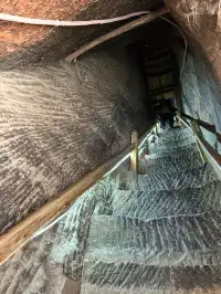初冬的馬蹄寺，遠山微雪，不慌不忙爬樓去