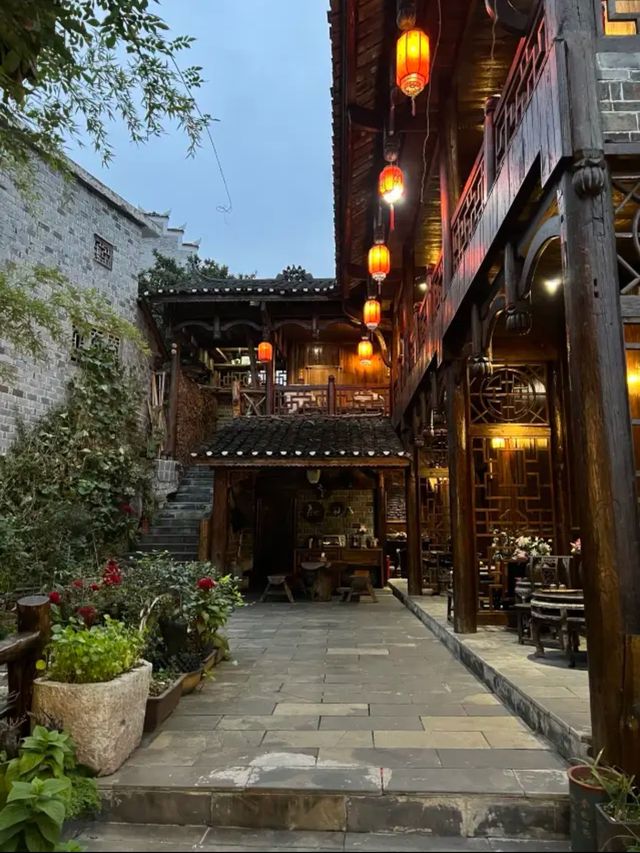 掛在瀑布上的千年古鎮，夜遊吊腳樓、晨賞日出