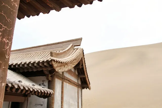 飛沙不落的月牙泉