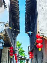 唐代楊氏家族在此修建的橋樑，連接南北，成為古鎮的象徵