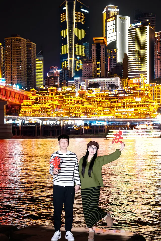 洪崖洞拍照受凍已回提醒12月要來重慶的 洪崖洞拍照受凍已回提醒12月要來重慶的