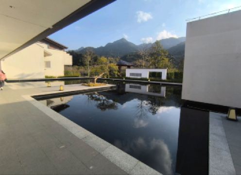 The hotel rooms with mountain views and terraces are spacious and offer a great sense of roominess, perfect for relaxing moments. 🏞️