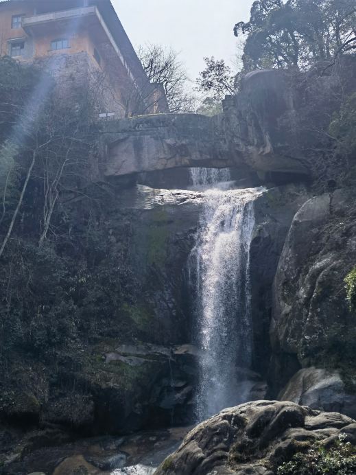 翠谷に隠れた石梁の飛瀑はとても独特です | Trip.com 天台