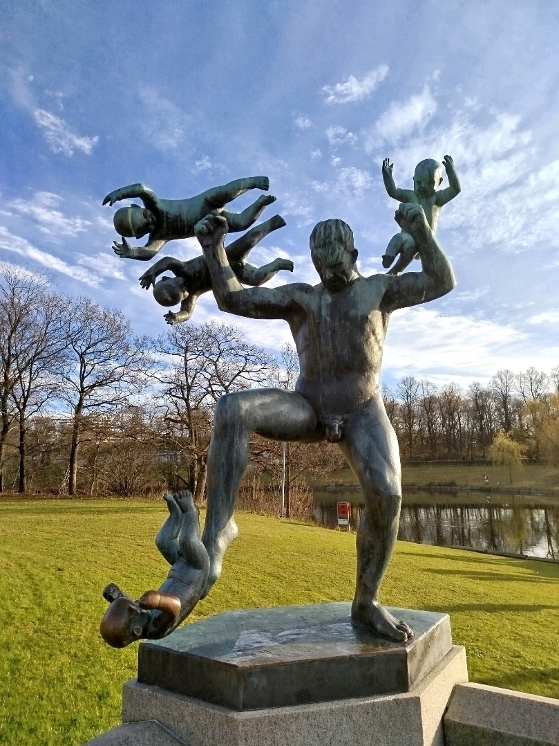 ヴィーゲラン公園を探索：オスロが誇る壮大な野外彫刻ギャラリー