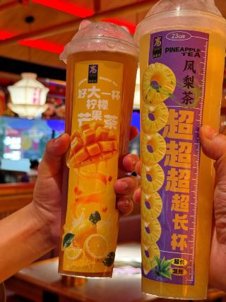 🍲 First meal in Shanghai? This is the one to book.
As a "special forces" tourist in Shanghai, I was recommended this Chongqing Gao Lao Jiu by a local friend. They said it's the authentic flavor at Songjiang Wanda that's worth the wait in line. The place is super photogenic and has such a vibrant atmosphere; I was drawn in by the Chongqing "Jianghu" vibe the moment I walked in. It's very different from the old Shanghai spots I've been going to since high school~ The only downside is that the lighting is a bit too warm/yellow, which can make your skin look yellow in photos, so I recommend bringing a flash to fill in the light📸! Enough talk, let's get to the main dishes!
🐸 Bullfrog and mushroom soup hot pot
So generous! Four plump, meaty bullfrogs are in the pot, and the tender legs fall right off the bone with just a nibble.
🫔 Tofu skin wontons
Thin skin and big filling! The outer layer is tender tofu skin wrapped around a fresh meat filling; just boil it in the pot until it's translucent and it's ready to eat. Soft, chewy, and juicy—"delicious" doesn't even begin to describe it😋!
🐙 Squid
Snappy and super thick! The red oil from the spicy pot seeps into every crevice, and when you pop it in your mouth with that spicy aroma, it's so good it'll make you cry! A crispy, tender choice that's definitely worth ordering twice when you're traveling~
🐟 Filefish
Nailed it! There's only one main bone in the whole fish. Dip the thick meat in the dry spice mix and swallow it in one bite—firm, plump, and not dry at all. It's absolutely top-tier. It's super easy to eat after boiling, even for someone like me who's picky about fish bones🐟✨.
🍍 Super pineapple tea
The cup has such a street-style vibe! The freshness of the pure pineapple pulp hits the lemon slices—sweet, sour, and instantly refreshing. It's the perfect match for spicy hot pot🍍.
It's on the 3rd floor of Songjiang Wanda Plaza! It's best to get a queue number online first, unless you get there before the dinner rush. The waiting area at the entrance is also very scenic, so it's worth wearing a trendy outfit to take some travel photos📸!
#GaoLaoJiu #ShanghaiTravel #GaoLaoJiuShanghai #ChongqingHotPot #ShanghaiHotPotRecommendation #ShanghaiFood #ShanghaiHotPot #SongjiangFood