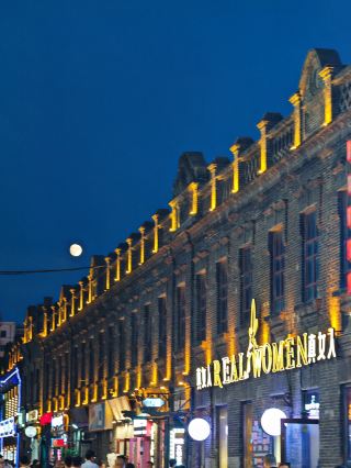 A brief 1-day stay, checked off:
Central Street > Middle East Railway Bridge > Saint Sophia Cathedral > Chinese Baroque Block. Experienced the Northeast bathhouse culture and felt the warm hospitality of the locals ❤️🔥. Left fully satisfied~~
The freshly baked Russian bread (Dalieba) was crispy on the outside and soft on the inside, completely different from what's sold in Guangdong malls. The barbecue was hearty and delicious too. 😋
At Saint Sophia Cathedral, my family did a makeup photoshoot. We almost fell for the "wings" 🪽 trap, but luckily we did our research beforehand and avoided the extra ¥100 fee. The cathedral ⛪ at night really has a different kind of beauty; it was worth our second visit~
Before catching our train 🚞 at night, we went to the Chinese Baroque Block to walk around and say goodbye to the city. Now we're off to Hailar. Harbin, we'll be back in the winter.