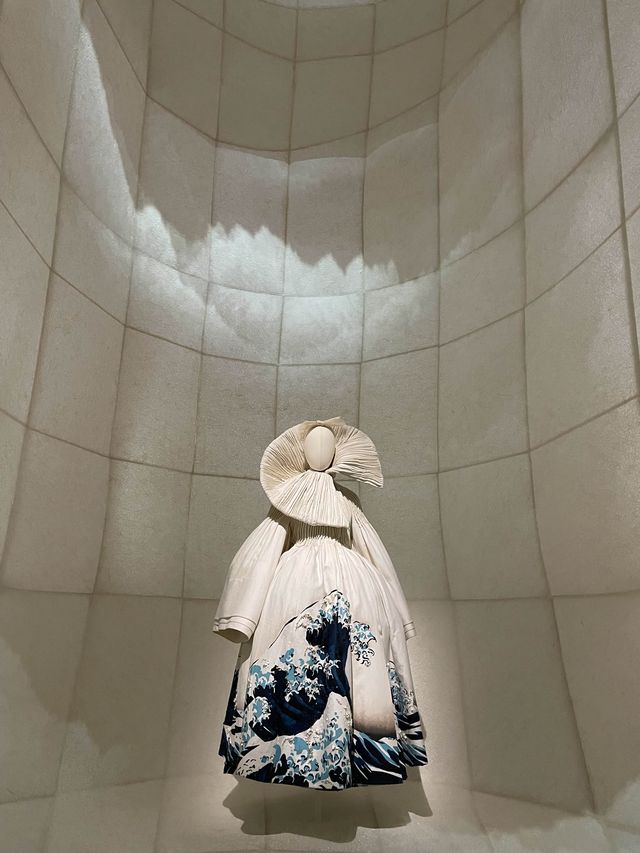 期間限定！ディオールの美術展で夢のひとときを。