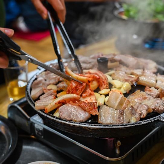 【韓国 / 狎鴎亭】行列のできる人気なお店でサムギョプサルとカムジャタンを食べて来た！