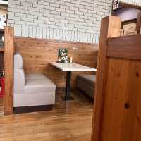 明るい店内の喫茶店