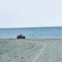 在藍天大海相伴下飆沙，天空之鏡沙灘車