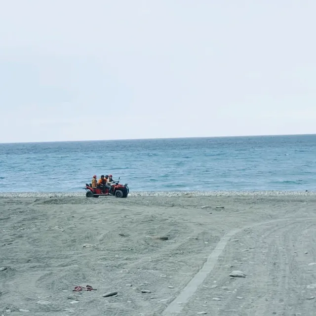 在藍天大海相伴下飆沙，天空之鏡沙灘車