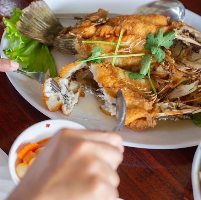 หนีแมวมา ริมทะเลซีฟู๊ดแอนด์รีสอร์ท จ.ตราด 🦀