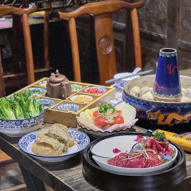 《宮廷風裝修火鍋店》