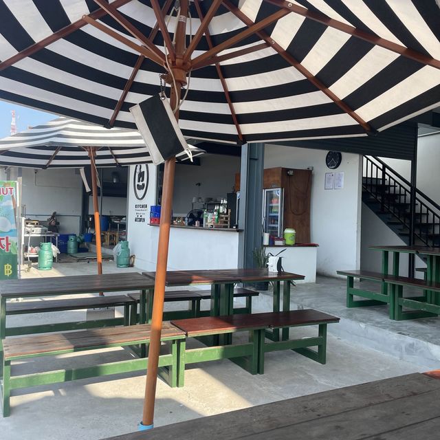 【ラン島】ビーチを目の前にシーフードレストランでランチ