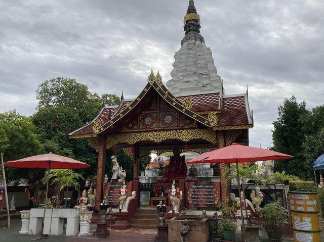‘วัดหมื่นตูม’ วัดสถาปัตยกรรมซุ้มประตูสวย