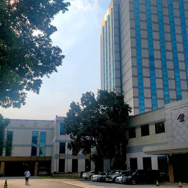 Unbelievable Good Hotel Shuang Men Lou 