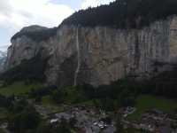 瑞士🇨🇭 ｜ 少女峰區絕美風景小鎮 🏘️ - 勞特布魯嫩 （Lauterbrunnen)
