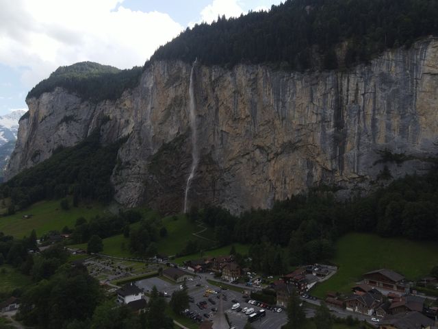 瑞士🇨🇭 ｜ 少女峰區絕美風景小鎮 🏘️ - 勞特布魯嫩 （Lauterbrunnen)