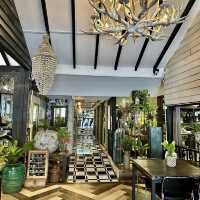Woo Café art gallery 