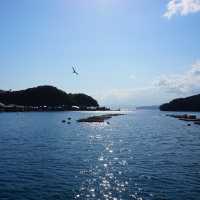 海がそばにあるカフェ